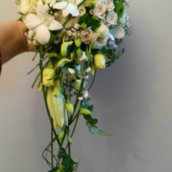 Zarter Wasserfall Brautstrauss in weis und creme mit Rosen,Lilien und Orchiedeen
